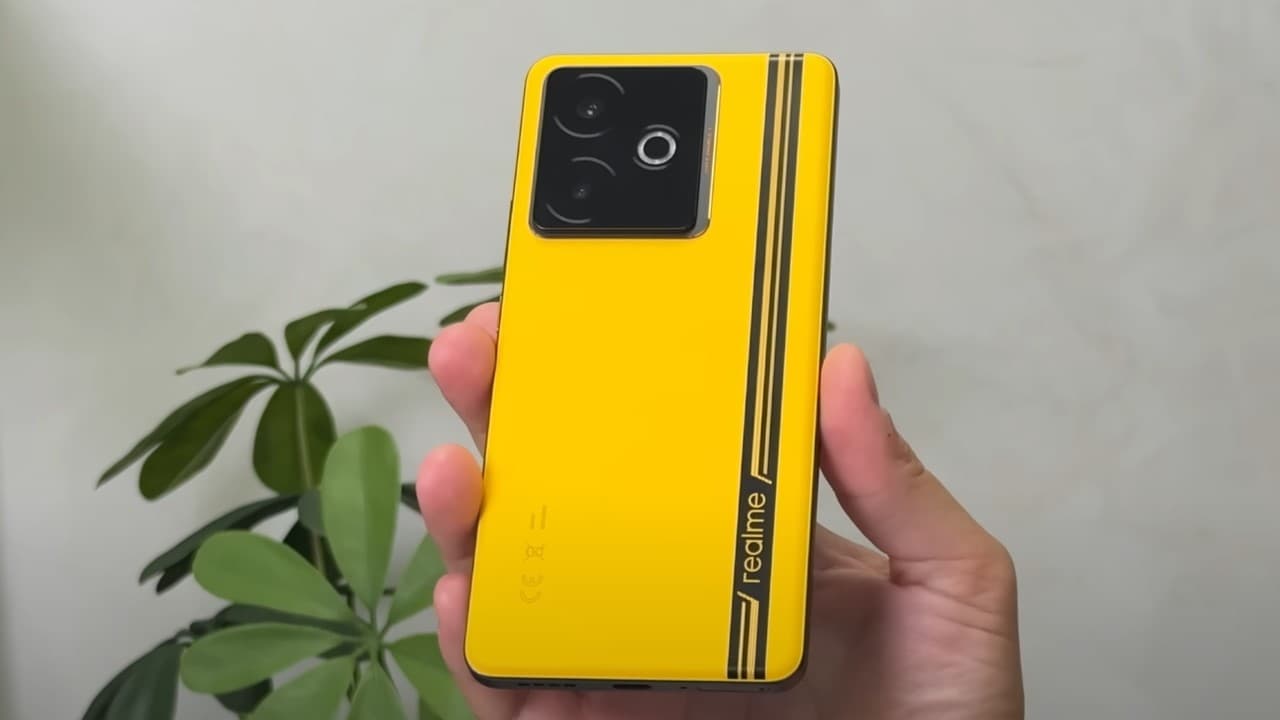 realme GT 7T con pantalla AMOLED 1.5K a 120 Hz y batería de 7.000 mAh por 330 € (49% de descuento)