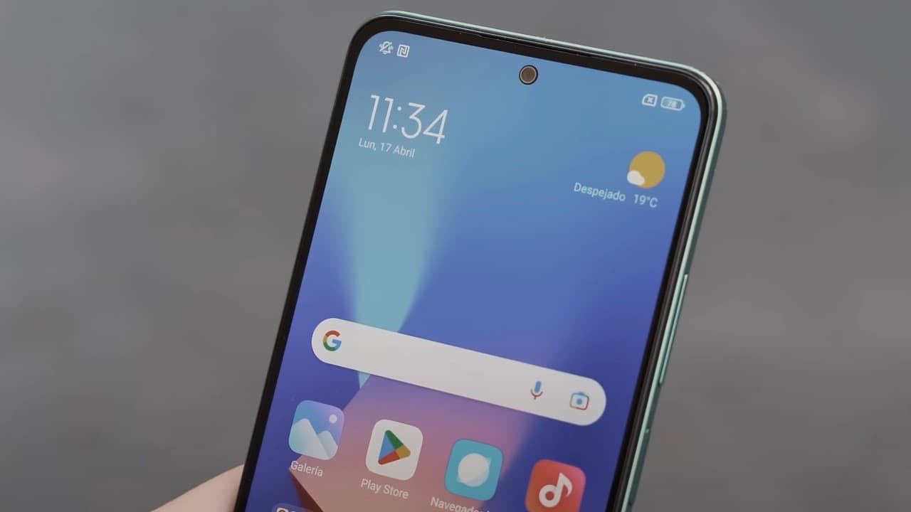 Xiaomi Redmi Note 12 con cámara selfie en pantalla