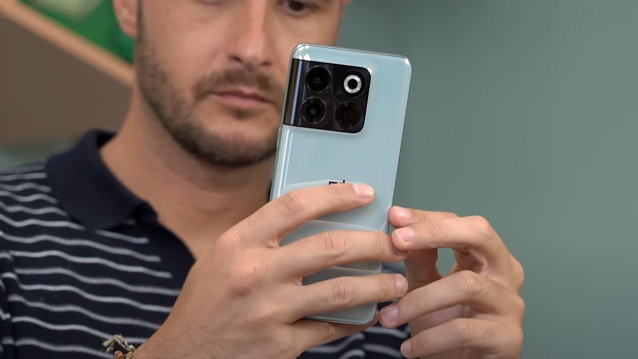 OnePlus 10T en color verde con trasera de cristal