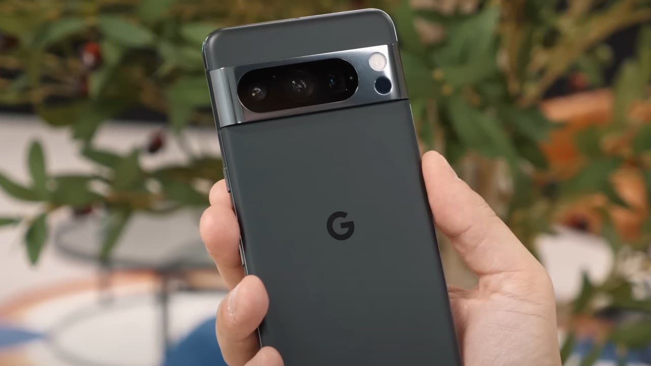 Review Google Pixel 8 Pro trasera de cristal negro mate