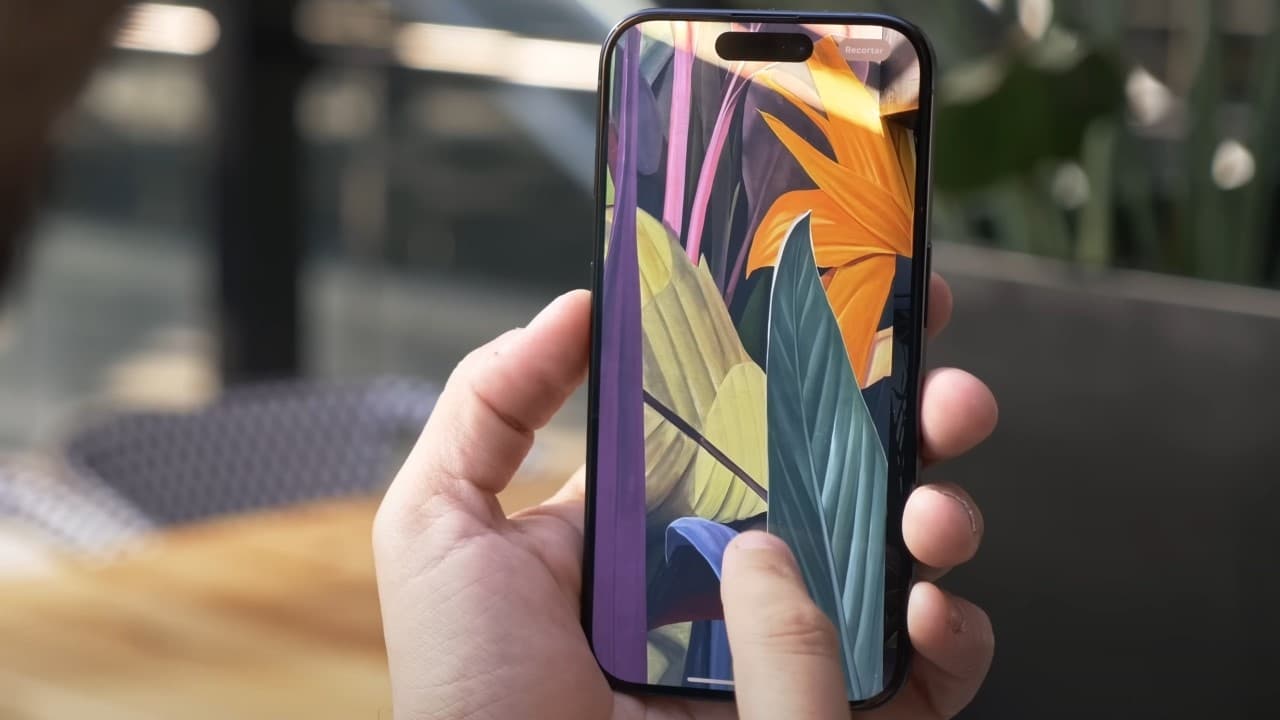 Review Apple iPhone 15 Pro colores en la pantalla