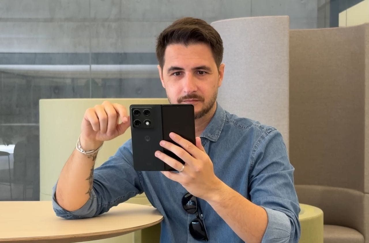Motorola Rarz Fold diseño exterior