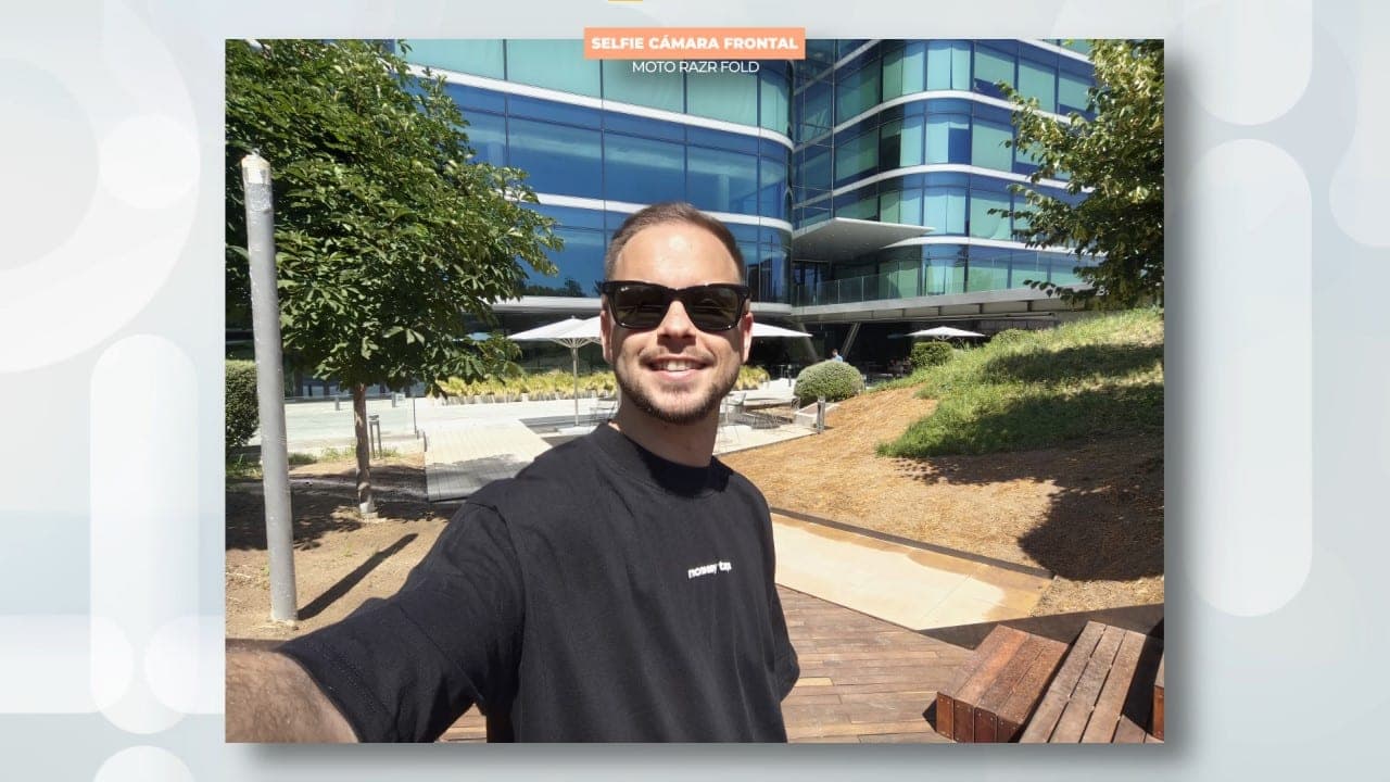 Motorola Razr Fold selfie